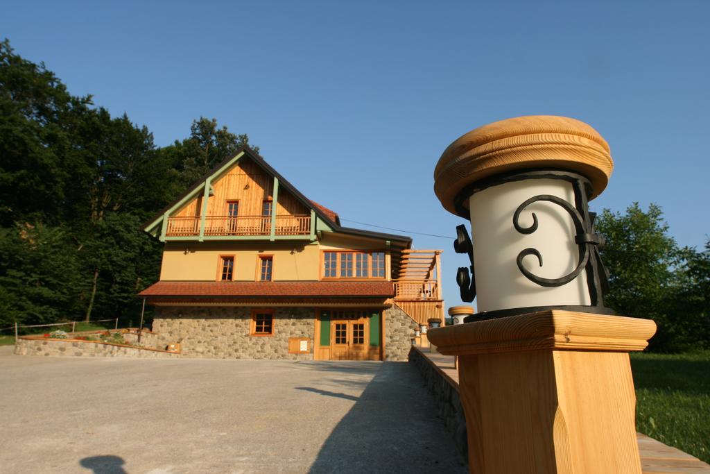 Villa Les With Hot Tub & Sauna Брежице Номер фото
